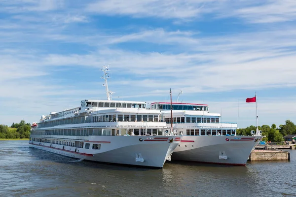 Yatak Adası Kizhi Rusya'da yolcu gemilerine altındadır