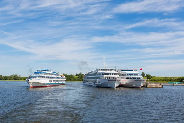 Navios de cruzeiro estão no cais ilha de Kizhi na Rússia — Fotografia de Stock