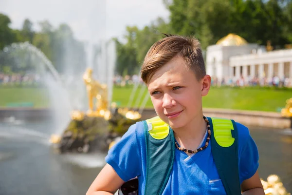 Tiener op een achtergrond van Grand Cascade op Peterhof — Stockfoto