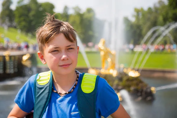Peterhof에서 그랜드 캐스케이드의 배경에 소년 — 스톡 사진