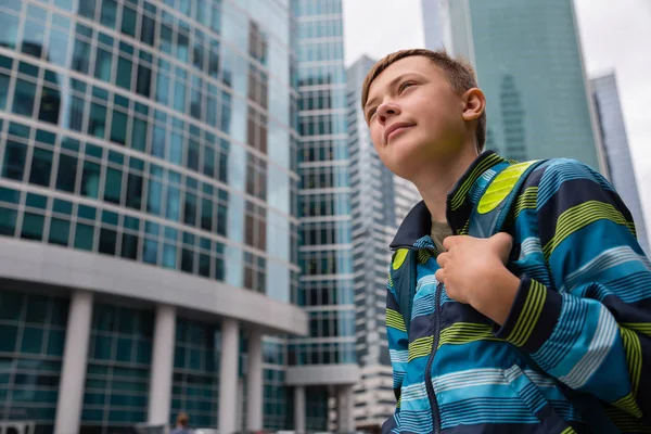 Портрет мальчика на заднем плане Moscow International Business Cente — стоковое фото