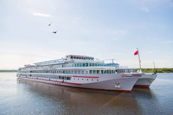 Los barcos fluviales de pasajeros están en el río Svir, Rusia —  Fotos de Stock