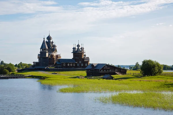 Kizhi Pogost on the Kizhi island of Lake Onega in Russia — Stock Image Kizhi Pogost on the Kizhi island of Lake Onega in Russia Stock Image