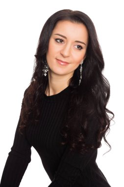 Beyaz izole bir siyah elbiseli çekici esmer kız