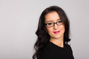 Esmer güzel kız yakın çekim portresi