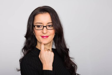 Esmer güzel kız yakın çekim portresi