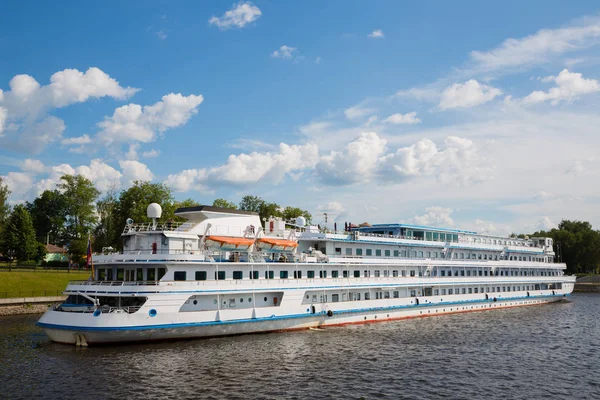 Nave de pasajeros se encuentra cerca de la ciudad de Uglich en Rusia —  Fotos de Stock