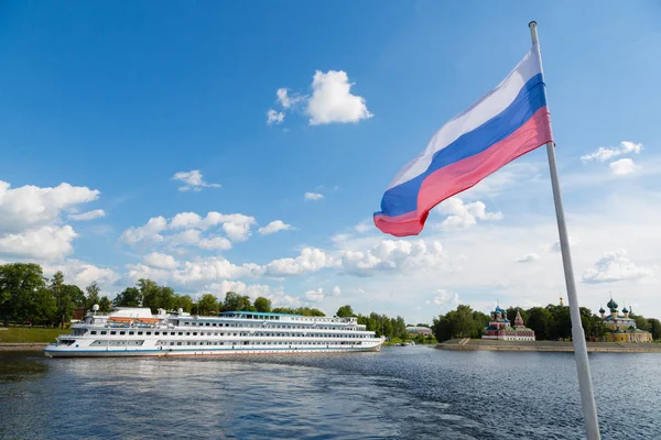 Russische Flagge auf dem Hintergrund der Stadt Uglich — Stockfoto