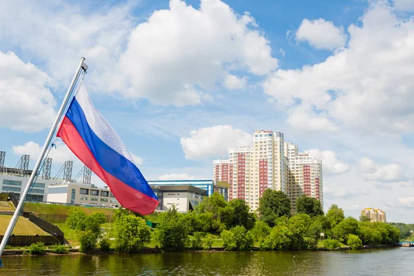 Флаг России на фоне пригородов Москвы — стоковое фото