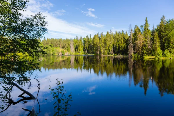 Belo lago na ilha de Valaam, na Rússia — Fotografia de Stock