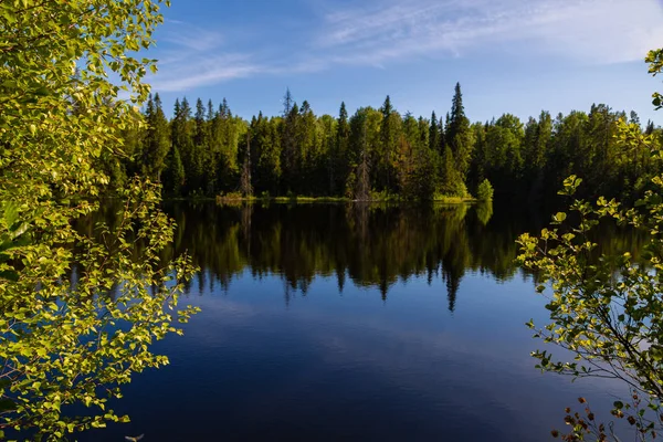 Beau lac dans une région reculée de l'île de Valaam — Photo