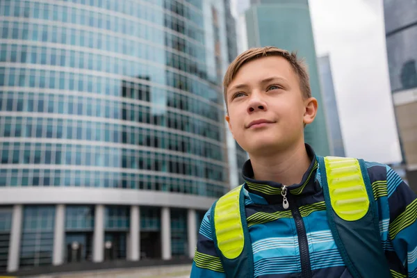 Niño en la ciudad de Moscú - Centro Internacional de Negocios de Moscú —  Fotos de Stock