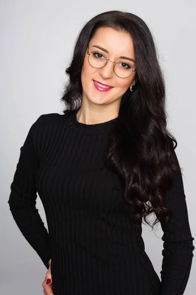 Retrato de uma menina bonita com cabelo preto em cinza — Fotografia de Stock