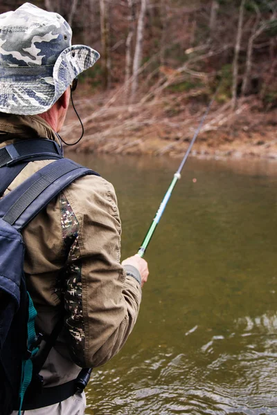 Pesca al temolo sul fiume in autunno — Foto Stock