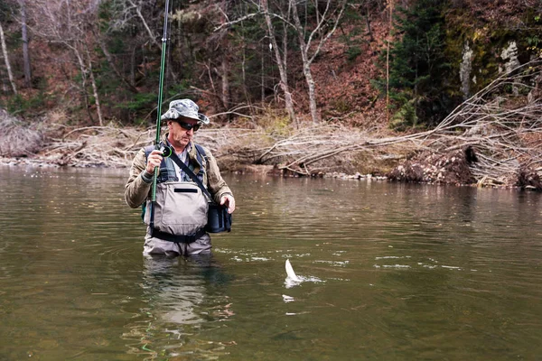 Pescador atrapado un grises en un río de montaña — Foto de Stock