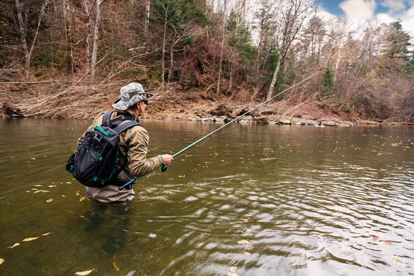 Pêcheur pêchant dans la rivière attend la capture — Photo