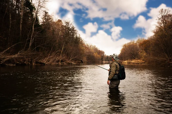 Pescador pega uma truta no rio — Fotografia de Stock