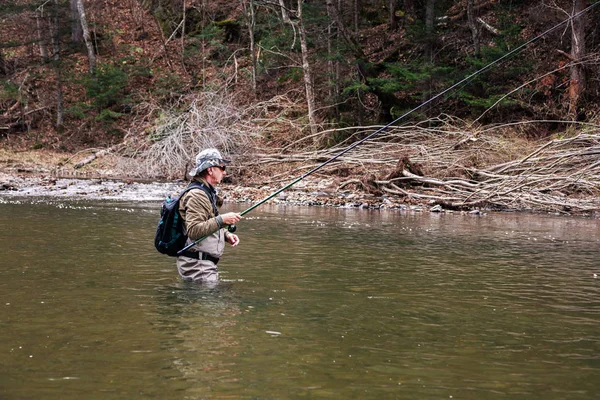 Pesca al temolo sul fiume in autunno — Foto Stock