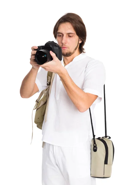 年轻的摄影师用相机在海滩西装 — 图库照片