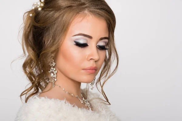 Portrait of a young girl with fashion hairstyle and make-up — Stock Photo, Image