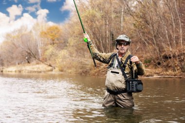Nehirde bir gölge balığı tutan balıkçı yakaladı 