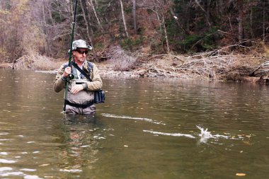 Balıkçı Gölge balığı yakaladı ve onu nehirden çeker