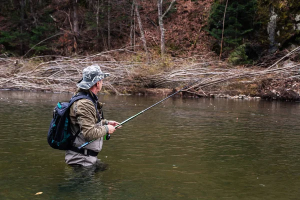 Pesca al temolo sul fiume di montagna — Foto Stock