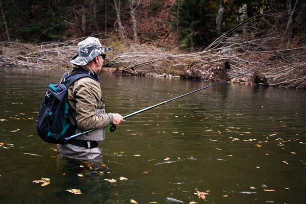 Pescador pesca en el río está a la espera de la captura — Foto de Stock