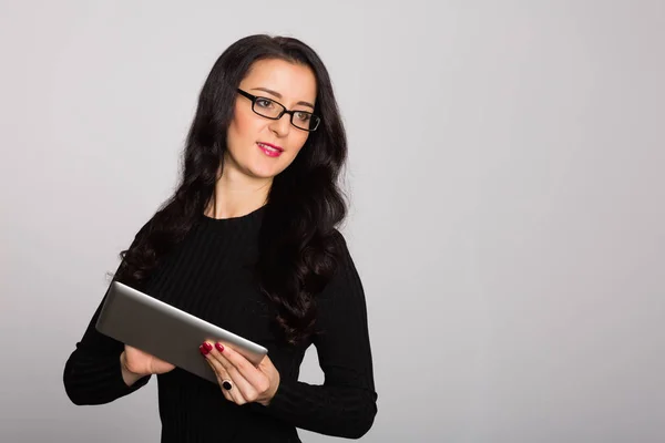 Onnellinen nuori liiketoiminnan nainen käyttää tabletin tietokone — kuvapankkivalokuva