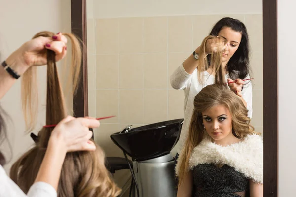 Cabeleireiro feminino faz estilo de cabelo menina — Fotografia de Stock