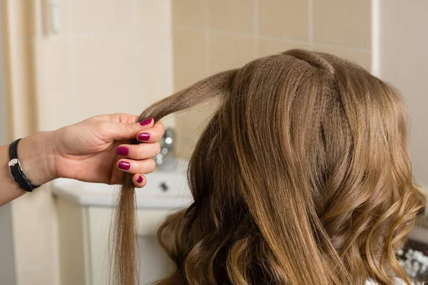 Barbeiro faz um penteado menina no salão de beleza — Fotografia de Stock