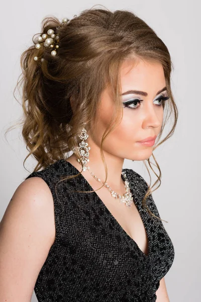 Mooie jonge Russische vrouw op een grijs — Stockfoto