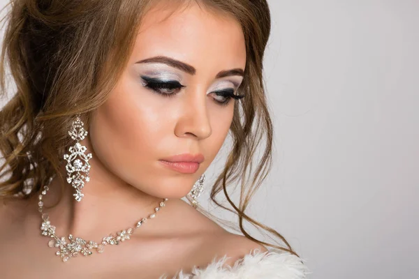 Portrait d'une jeune fille avec coiffure et maquillage de mode — Photo