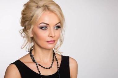 Şık bir saç modeli ile çekici sarışın 