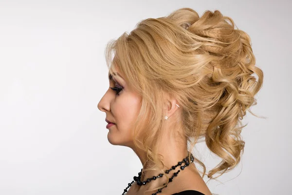 Profil av ung blond flicka — Stockfoto
