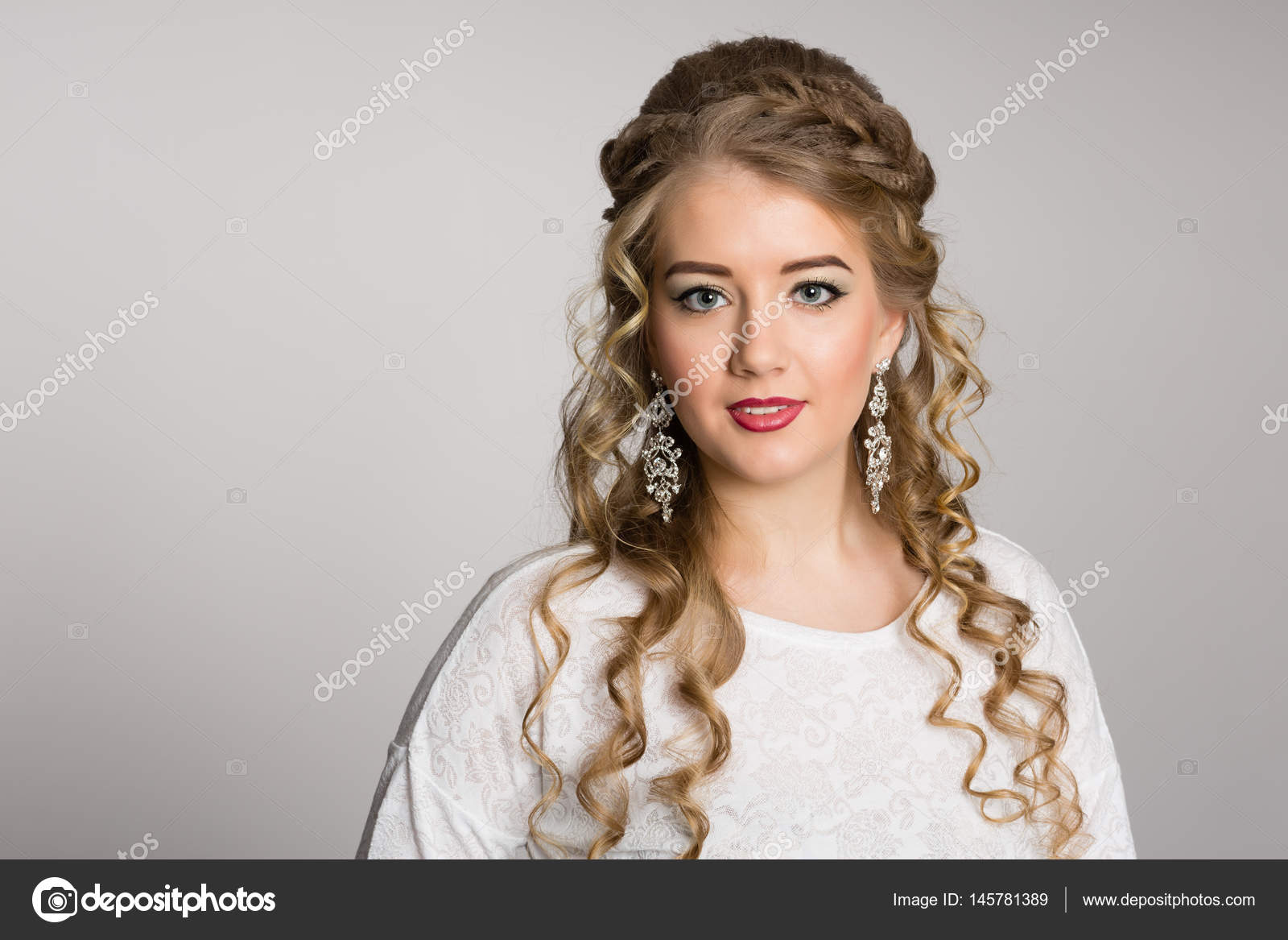 Ritratto Di Una Bella Ragazza Con Un Taglio Di Capelli Alla Moda