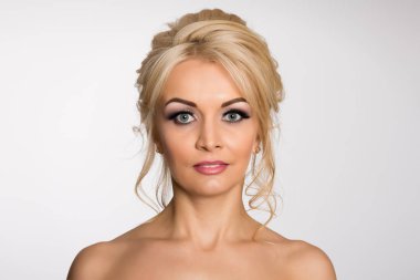 Sevimli genç sarışın çıplak omuz ile