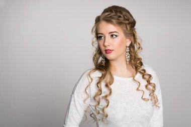 Şık bir saç modeli ile güzel bir kız portresi 