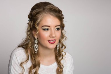 Bukleler ile şık bir saç modeli ile neşeli güzel kız