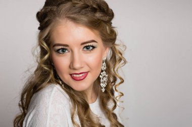 Bukleler ile şık bir saç modeli ile neşeli güzel kız