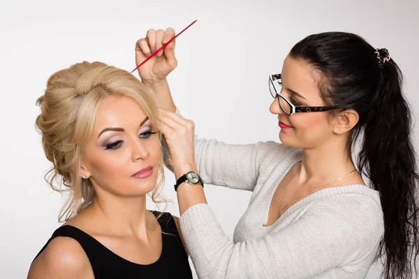 Стилист-парикмахер делает блондинку в стиле волос — стоковое фото
