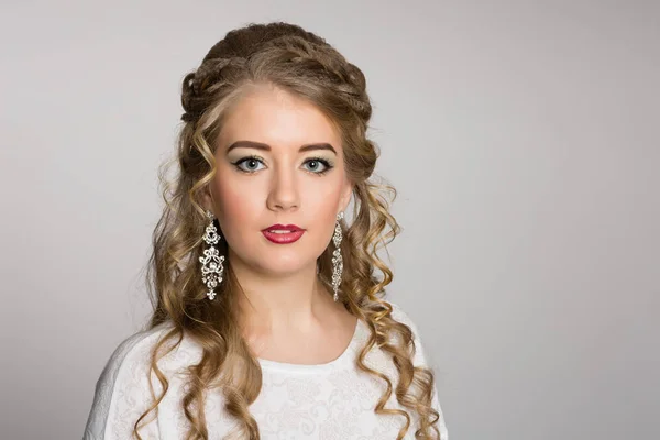 Şık bir saç modeli ile güzel bir kız portresi — Stok fotoğraf