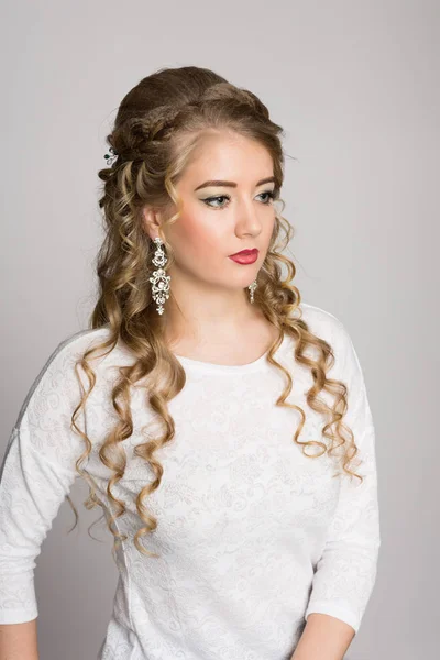 Menina bonita com um hairdress na moda com cachos — Fotografia de Stock