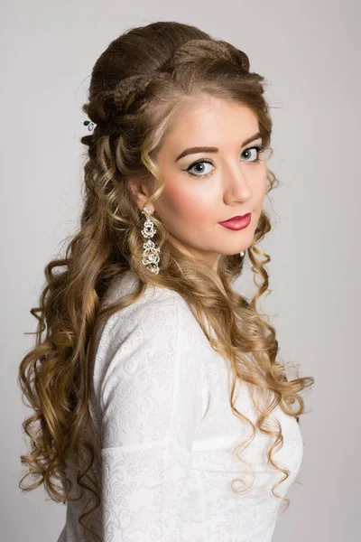 Portret van een meisje met lang modieuze haren — Stockfoto
