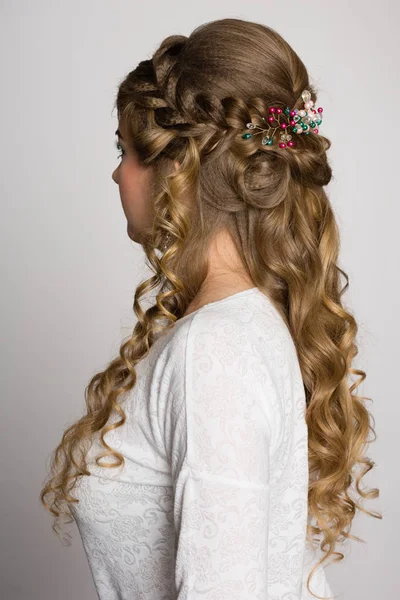 Porträtt av en flicka med en lång trendig frisyr i sidled — Stockfoto