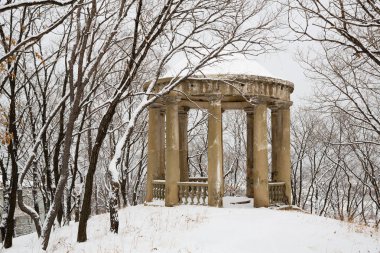 Yoğun kar yağışı sonra eski şehir parkı