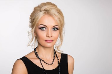 Şık bir saç modeli ile çekici sarışın 