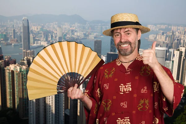 Европейский мужчина в традиционном китайском костюме в Гонконге — стоковое фото