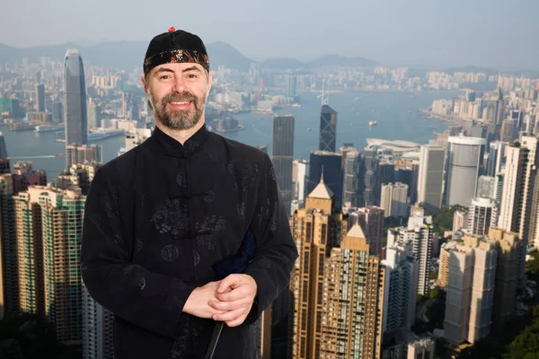 Europäischer mann im traditionellen chinesischen anzug in hong kong — Stockfoto