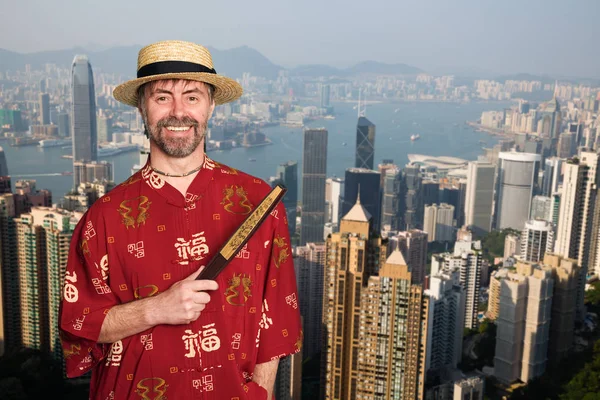 Europese man in traditionele Chinese pak in Hong Kong — Stockfoto